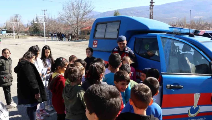 Çorum’da Jandarma Ekipleri Çocukları ve Aileleri Bilgilendiriyor