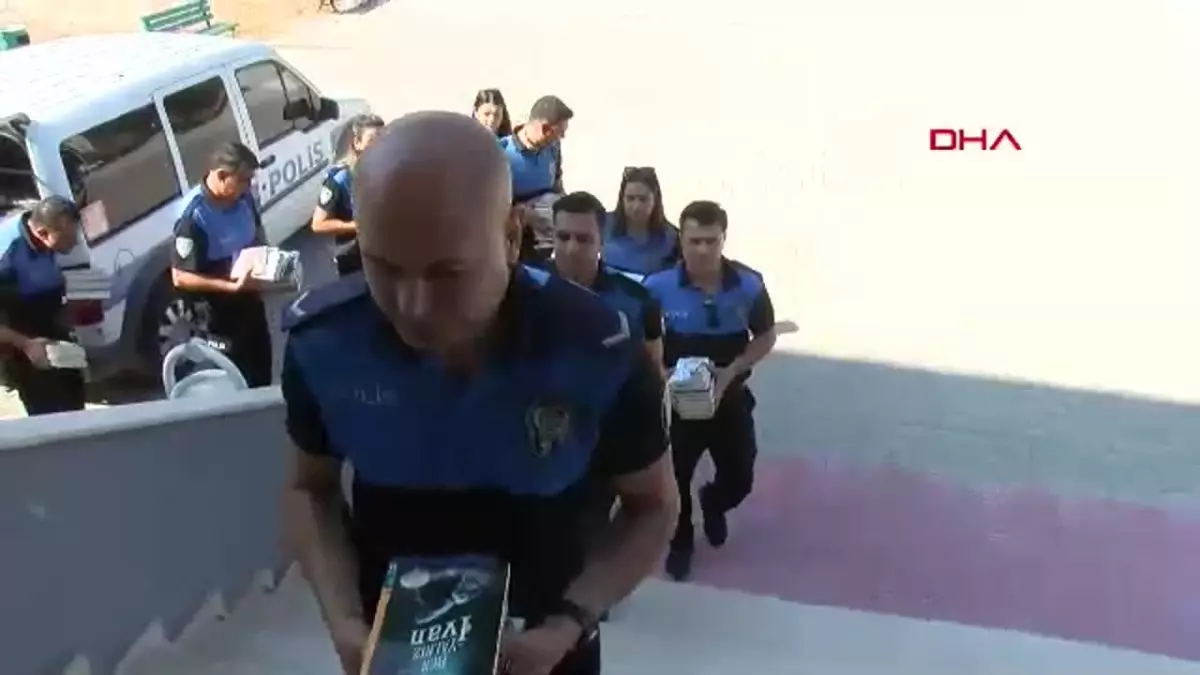 Adana Polisi Köy Okuluna Kitap Bağışladı