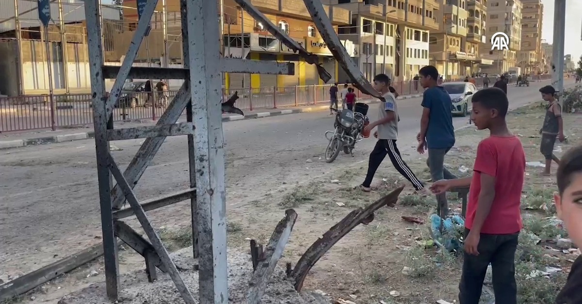 İsrail Nusayrat Kampına düzenlediği saldırıda futbol oynayan çocukları hedef aldı