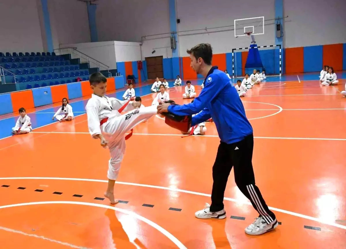 Yunusemre Belediyespor’un Tekvando Altyapı Grubu Kuşak Terfi Sınavında Heyecan Doruktaydı