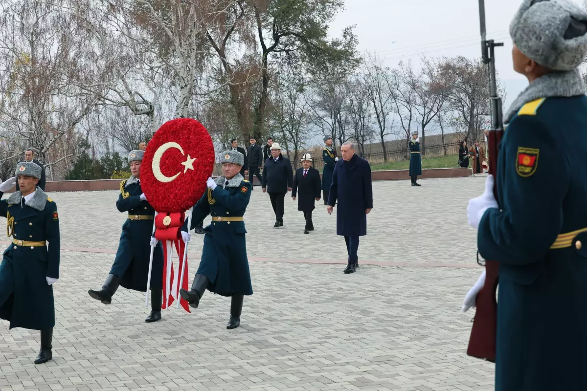 Cumhurbaşkanı Erdoğan Kırgızistan’da resmi törenle karşılandı