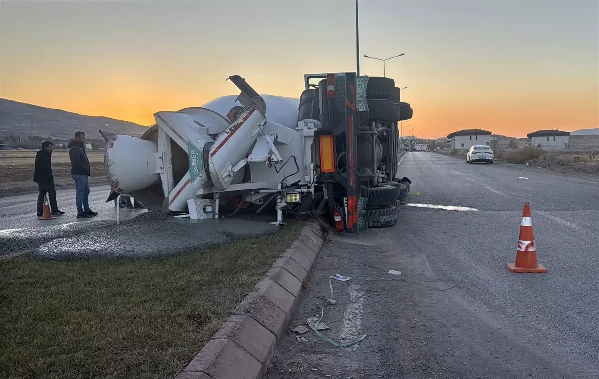 Sivas’ta Beton Mikseri Devrildi